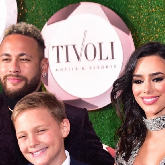 Neymar va aussi offrir à son ex une voiture blindée, plusieurs nounous et des agents de sécurité ainsi qu'un meilleur logement
 
Neymar avec Bruna Biancardi et son fils - Photocall de la soirée caritative au bénéfice de l'association de Neymar Jr. "l'Instituto Projeto", son institut pour les enfants défavorisés, à Sao Paulo.