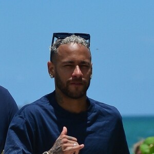 Neymar Jr. - Neymar Jr., sa compagne Bruna Biancardi, sa soeur Rafaella Santos et son compagnon profitent de la plage à Miami, le 11 juin 2022. La star du PSG s'amuse dans les vagues avec ses proches.