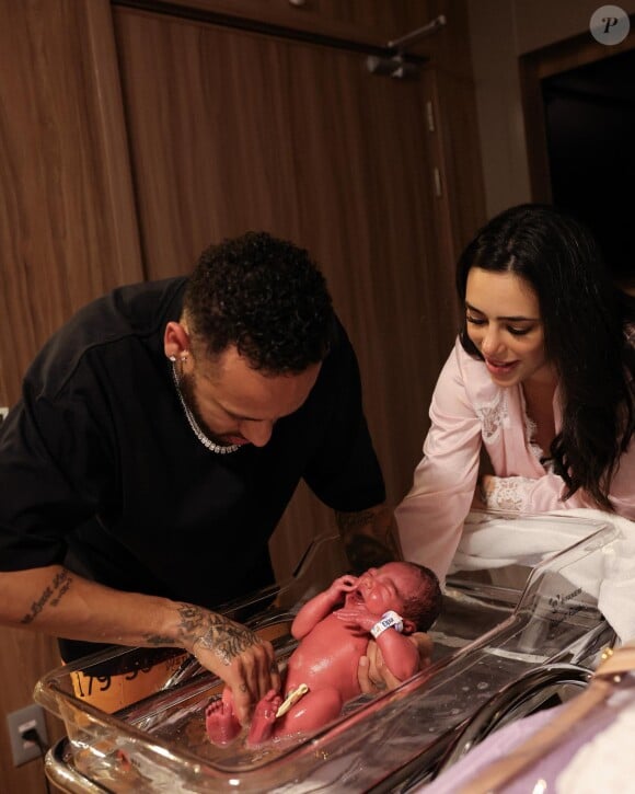 Neymar a annoncé la naissance de sa fille sur Instagram le 7 octobre, accompagné de son ex Bruna Biancardi.