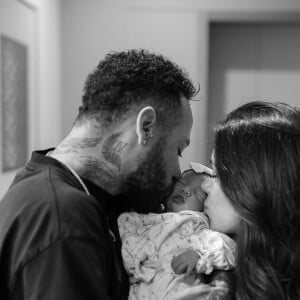 Neymar a annoncé la naissance de sa fille sur Instagram le 7 octobre, accompagné de son ex Bruna Biancardi.