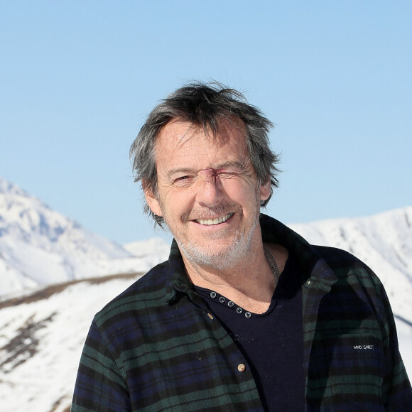 Jean-Luc Reichmann découvre la station de Luchon et rencontre de jeunes skieurs. Il présente sa série " Leo Mattéi, brigade des mineurs" lors de la 25ème Edition du Festival TV de Luchon, France. Le 4 Fevrier 2023. © Patrick Bernard / Bestimage  