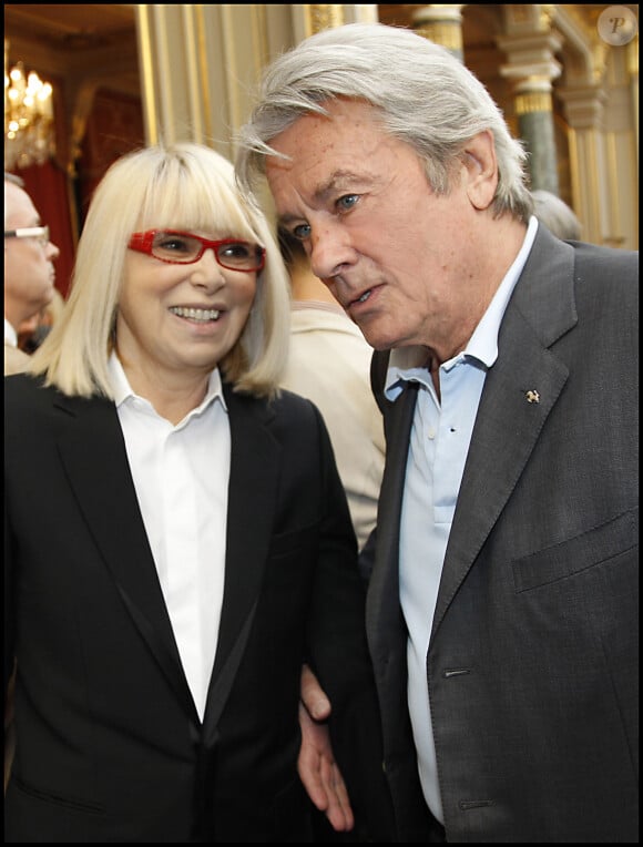 Mireille Darc, Alain Delon - Cérémonie de remise des insignes de commandeur de l'ordre national du mérite à Mireille Darc au Palais de l'Elysée.
