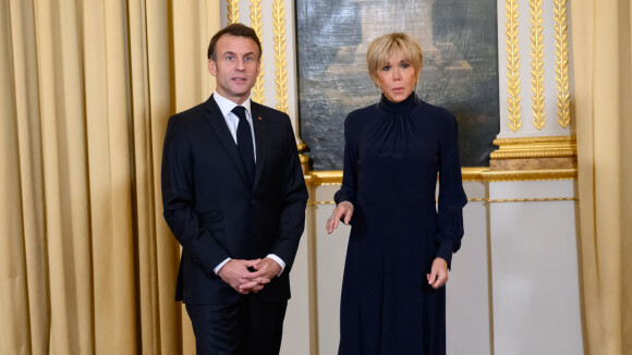Brigitte Macron robe mi-longue fluide ou plus courte : deux total looks noirs pour une journée chargée