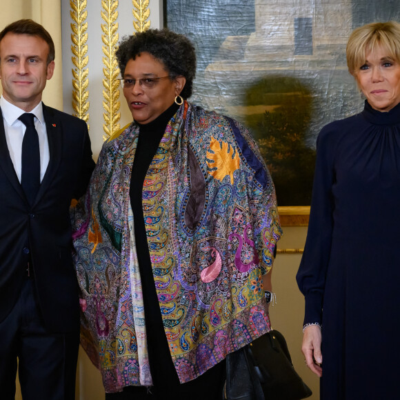 Emmanuel Macron, président de la République et sa femme Brigitte avec Mia Mottley, Première ministre de la Barbade, lors du dîner des chefs d'état à l'occasion du 6eme Forum de Paris sur la paix le 9 novembre 2023. © Eric Tschaen / Pool / Bestimage