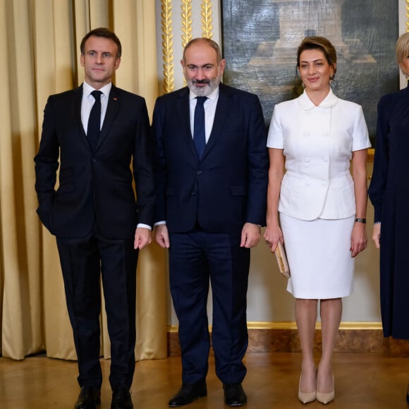 Emmanuel Macron, président de la République et sa femme Brigitte avec Nikol Pachinian, Premier ministre d'Arménie et son épouse Anna Hakobian, lors du dîner des chefs d'état à l'occasion du 6eme Forum de Paris sur la paix le 9 novembre 2023. © Eric Tschaen / Pool / Bestimage