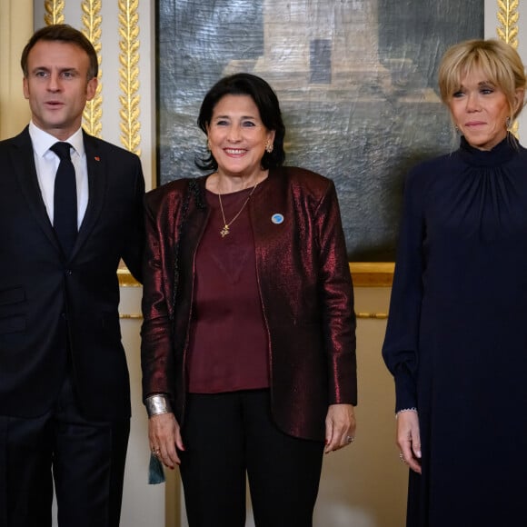 Emmanuel Macron, président de la Republique et sa femme Brigitte avec Salomé Zourabichvili, Présidente de la Georgie, lors du dîner des chefs d'état à l'occasion du 6eme Forum de Paris sur la paix le 9 novembre 2023. © Eric Tschaen / Pool / Bestimage