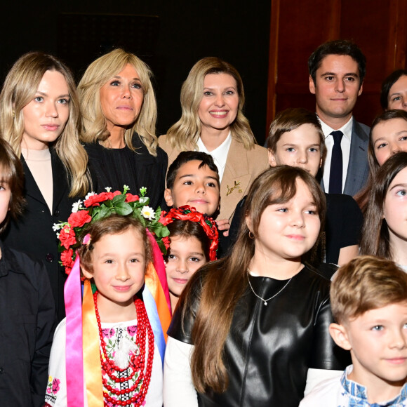 Ensemble, les deux first ladies très proches ont visité l'école élémentaire publique de l'Arbalète du 5ème arrondissement qui accueille des enfants ukrainiens à Paris
La Première Dame française Brigitte Macron, son homologue la Première Dame ukrainienne Olena Zelenska et le ministre de l'Éducation nationale Gabriel Attal, visitent l'école élémentaire publique de l'Arbalète du 5ème arrondissement qui accueille des enfants ukrainiens à Paris, France, le 9 novembre 2023. © Pierre Perusseau/Bestimage