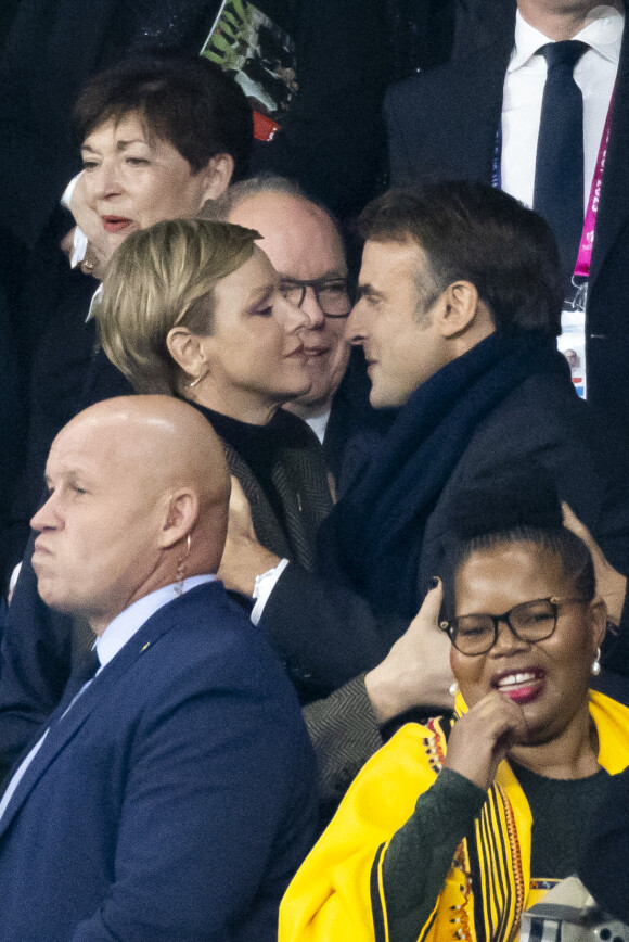 La princesse Charlene de Monaco, Le président Emmanuel Macron - La princesse Charlene de Monaco laisse éclater sa joie lors de la victoire de l'Afrique du Sud à la finale de la coupe du monde de rugby au stade de France le 28 octobre 2023. © Cyril Moreau / Bestimage 