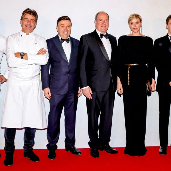 Yannick Alleno, Stéphane Valeri, le président de la SBM, le prince Albert II de Monaco, la princesse Charlène de Monaco, Louis Ducruet, sa femme Marie et Alain Ducasse - 3ème édition du "Festival des Etoilés Monte-Carlo" face à 7 étoiles Michelin un spectacle culinaire 4 chefs étoilés à la Salle Empire de l'Hôtel de Paris Monte-Carlo à Monaco, le 11 novembre 2023. © Claudia Albuquerque/Bestimage