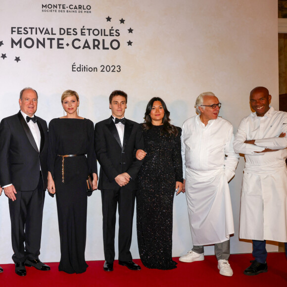 Le quatuor a posé avec de grands noms de la gastronomie
Emmanuel Pilon, Dominique Lory, Yannick Alleno, Stéphane Valeri, le président de la SBM, le prince Albert II de Monaco, la princesse Charlène de Monaco, Louis Ducruet, sa femme Marie, Alain Ducasse et Marcel Ravin - 3ème édition du "Festival des Etoilés Monte-Carlo" face à 7 étoiles Michelin un spectacle culinaire 4 chefs étoilés à la Salle Empire de l'Hôtel de Paris Monte-Carlo à Monaco, le 11 novembre 2023. © Claudia Albuquerque/Bestimage