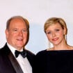 Charlene de Monaco au bras d'Albert en longue robe noire ceinturée : accessoires très luxueux pour une sirène sublime