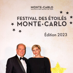 Dans une robe Max Mara accessoirisé d'une minaudière et ceinture Jimmy Choo, Charlene de Monaco était sublime
Le prince Albert II de Monaco et la princesse Charlène de Monaco - 3ème édition du "Festival des Etoilés Monte-Carlo" face à 7 étoiles Michelin un spectacle culinaire 4 chefs étoilés à la Salle Empire de l'Hôtel de Paris Monte-Carlo à Monaco, le 11 novembre 2023. © Claudia Albuquerque/Bestimage