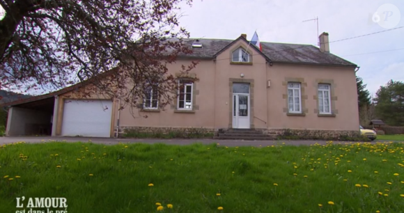 Alors que les bilans arrivent, les langues se délient déjà et celui qui a été prétendant est notamment revenu sur le séjour avec l'agriculteur dans sa région natale, où il avait loué un lieu très étonnant.
Julien en visite chez Thibault dans "L'amour est dans le pré"