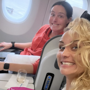 Heureusement, elle n'est pas seule. Elodie Gossuin est accompagnée d'Amélie Triquet, sa soeur connue pour sa carrière de footballeuse.
Elodie Gossuin et sa soeur Amélie Triquet en route pour une course en Guadeloupe.