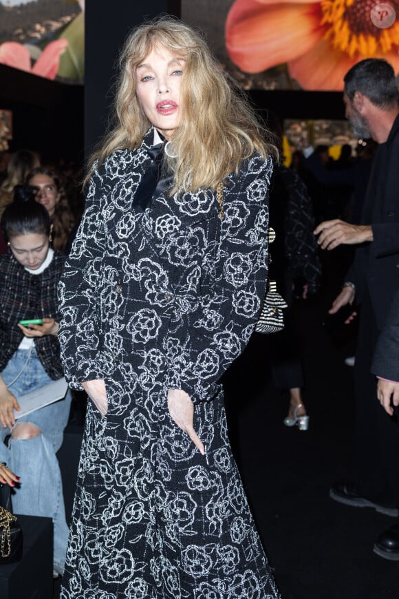 Arielle Dombasle - Photocall du défilé de mode printemps-été 2024 "Chanel" au Grand Palais Ephémère lors de la fashion week de Paris. Le 3 octobre 2023 © Olivier Borde / Bestimage 