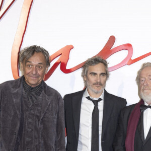 Mark Huffam, Dariusz Wolski, Joaquin Phoenix, Ridley Scott et Kevin Walsh - Avant-première mondiale du film "Napoléon" à la Salle Pleyel à Paris le 14 novembre 2023. © Olivier Borde / Bestimage