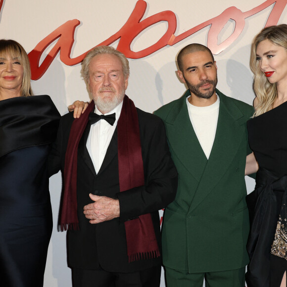 Ridley Scott est de retour en salles obscure avec un nouveau biopic centré sur L'empereur Napoléon Bonaparte.
Giannina Facio et son mari Ridley Scott, Tahar Rahim et Vanessa Kirby - Avant-première mondiale du film "Napoléon" à la Salle Pleyel à Paris le 14 novembre 2023. © Coadic Guirec / Bestimage