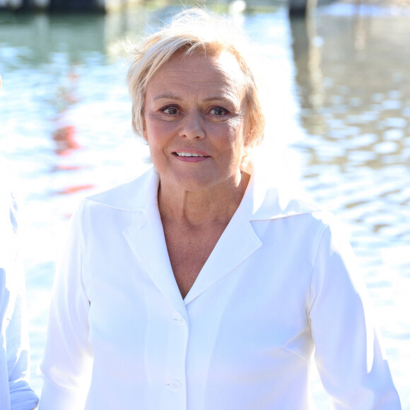 Muriel Robin lors du photocall du film "Les yeux grands fermés" lors du Festival de la fiction de la Rochelle, France. © Denis Guignebourg/BestImage