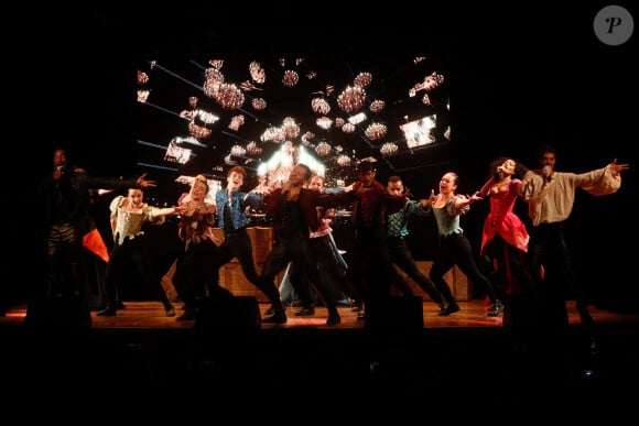 La troupe du spectacle - Showcase du spectacle "Molière, l'opéra urbain" au théâtre Edouard VII à Paris, France, le 19 juin 2023. © Christophe Clovis / Bestimage 