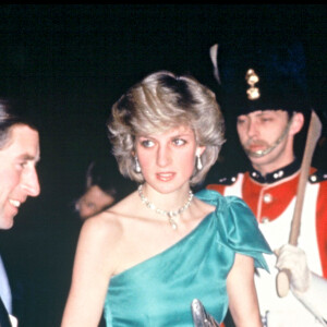 Le prince Charles et la princesse Diana dans un bal.