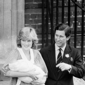La princesse Diana et le prince Charles d'Angleterre à la sortie de la maternité avec leur fils, le prince William, à Londres. Le 22 juin 1982 