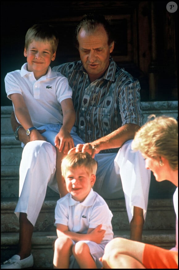 Les princes William et Harry, le roi Juan Carlos d'Espagne et Lady Diana en 1988 à Majorque.