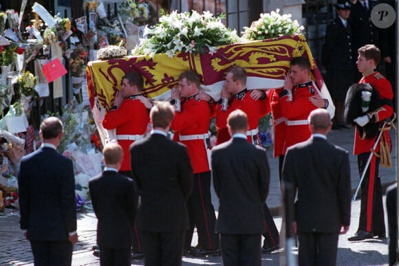 Le prince Charles, le prince Harry, le comte Charles Spencer, le prince William et le prince Philip, duc d'Edimbourg lors des obsèques de la princesse Diana. Le 6 septembre 1997 