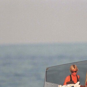 La princesse Diana à bord du Cujo, le 25 août 1997 à Saint-Tropez - Le navire "Cujo", qui avait abrité la romance de la princesse Diana et de Dodi Al-Fayed en 1997, a sombré au large de Nice après avoir heurté un objet non identifié, le 29 juillet 2023.