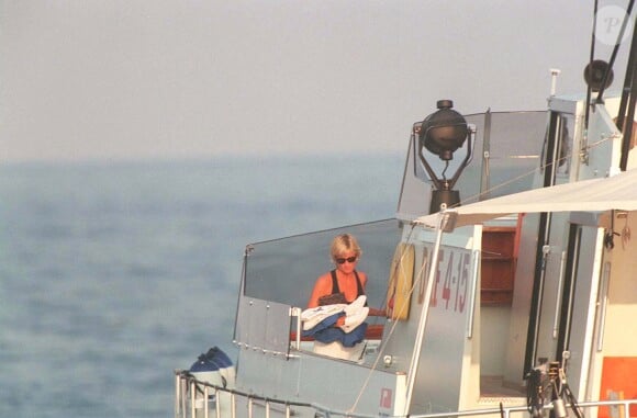 La princesse Diana à bord du Cujo, le 25 août 1997 à Saint-Tropez - Le navire "Cujo", qui avait abrité la romance de la princesse Diana et de Dodi Al-Fayed en 1997, a sombré au large de Nice après avoir heurté un objet non identifié, le 29 juillet 2023.