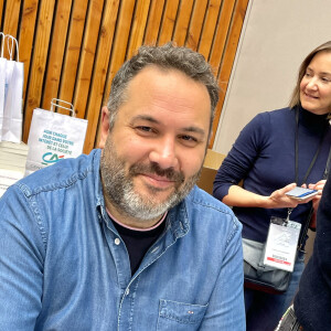 Bruce Toussaint lors de la 41ème Foire du Livre de Brive dans La Halle Brassens, à Brive-la-Gaillarde, France, le 11 novembre 2023. © Fabien Faure/Bestimage