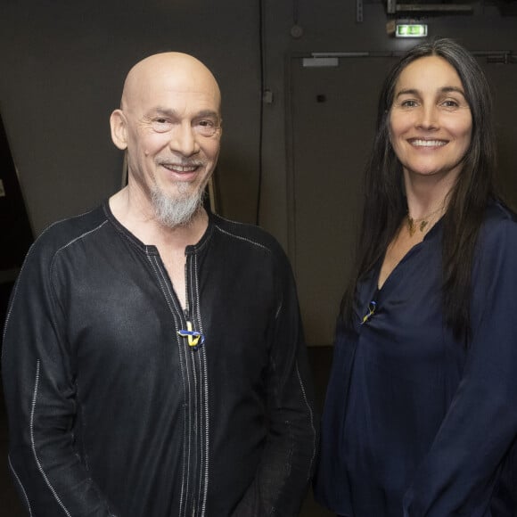 Exclusif - Florent Pagny et sa femme Azucena - Backstage de l'émission spéciale "Unis pour l'Ukraine" à la Maison de la Radio et de la Musique, diffusée en direct sur France 2 et présentée par Nagui et Leïla.Kaddour à Paris le 8 mars 2022 © Cyril Moreau / Jack Tribeca / Bestimage 