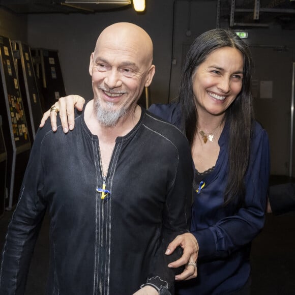 Exclusif - Florent Pagny et sa femme Azucena - Backstage de l'émission spéciale "Unis pour l'Ukraine" à la Maison de la Radio et de la Musique, diffusée en direct sur France 2 et présentée par Nagui et Leïla.Kaddour à Paris le 8 mars 2022 © Cyril Moreau / Jack Tribeca / Bestimage 