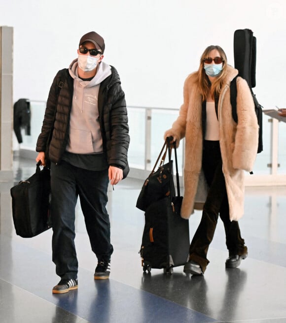 "J'ai eu envie de porter quelque chose de très brillant pour détourner votre attention, parce que quelque chose est en train de se passer. Mais je ne suis pas sûre que ça fonctionne !
Exclusif - Robert Pattinson et sa compagne Suki Waterhouse arrivent à l'aéroport de New York (JFK), le 2 janvier 2023.