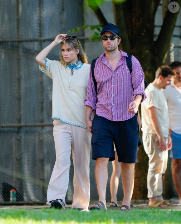 Robert Pattinson s'apprête effectivement à devenir papa pour la première fois.
Exclusif - Robert Pattinson et sa compagne Suki Waterhouse se promènent, main dans la main, à New York, le 30 juillet 2023.