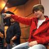 Justin Bieber donne un showcase dans les studios parisiens d'Universal Music... Les fans s'amassent devant l'entrée de la maison de disque, mardi 23 février.