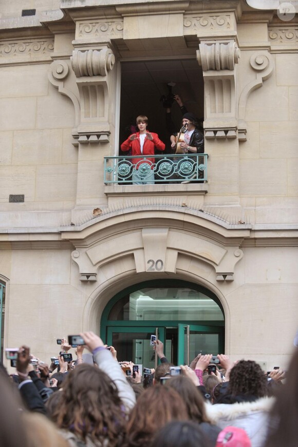Justin Bieber donne un showcase dans les studios parisiens d'Universal Music... Les fans s'amassent devant l'entrée de la maison de disque, mardi 23 février.