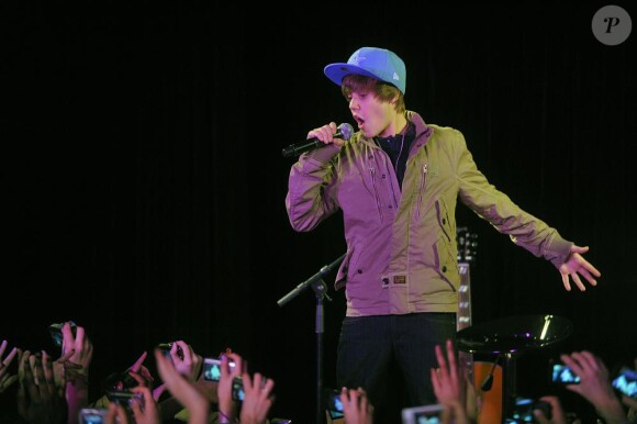 Justin Bieber donne un showcase au premier étage de la Tour Eiffel, mercredi 24 février.