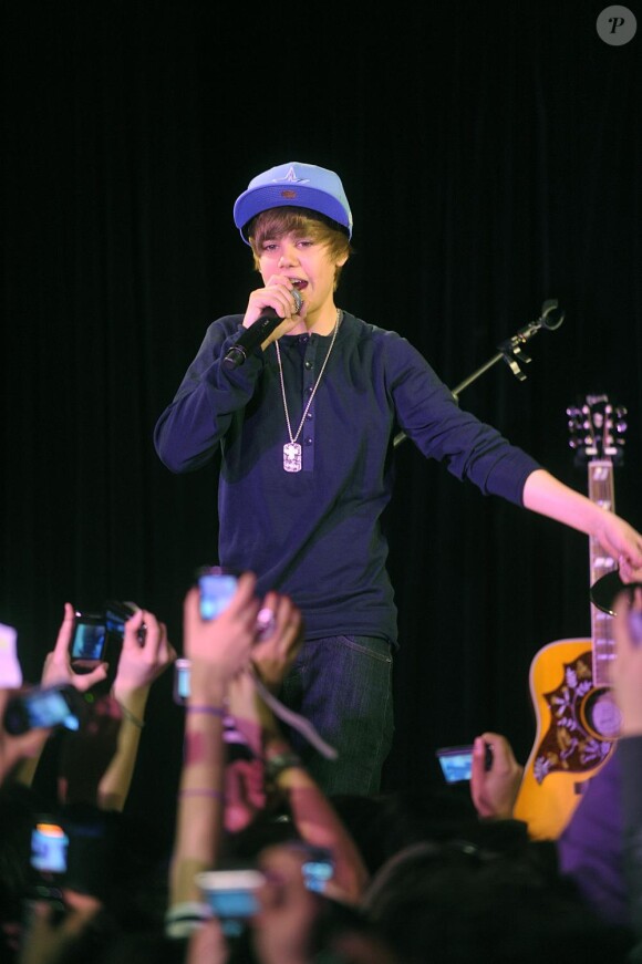Justin Bieber donne un showcase au premier étage de la Tour Eiffel, mercredi 24 février.