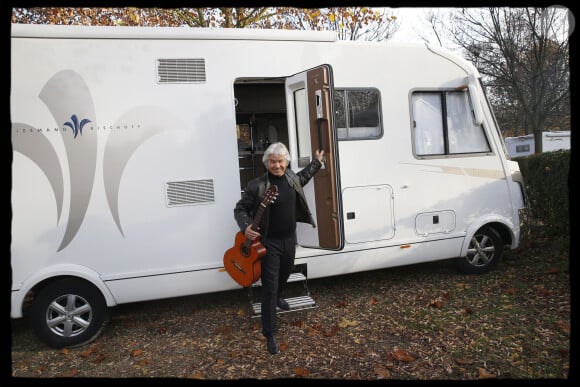 Exclusif - Prix spécial - no web - Paris, Camping du Bois de Boulogne. Daniel Guichard prend ses quartiers dans la Capitale à bord de son Camping Car Niesmann Bischoff. Il s' élancera en tournée dès le 9 janvier 2015 .