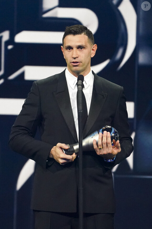 Emiliano Martinez (meilleur gardien de but) lors de la cérémonie des Best Fifa awards à la salle Pleyel à Paris le 27 février 2023. © Pierre Perusseau / Bestimage