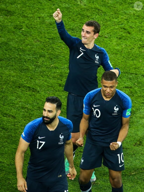 Un champion du monde français dans le Bachelor ! 
 
Adil Rami, Antoine Griezmann et Kylian Mbappe - Joie de l'équipe de France de football après leur qualification en finale de la coupe du mond en Russie à Saint-Pétersbourg.