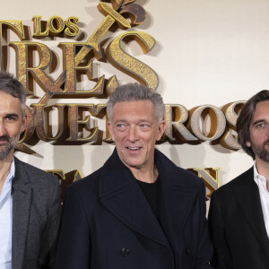 Martin Bourboulon, Vincent Cassel, Dimitri Rassam - Première du film "Les Trois Mousquetaires : D'Artagnan" à Madrid. Le 12 avril 2023 