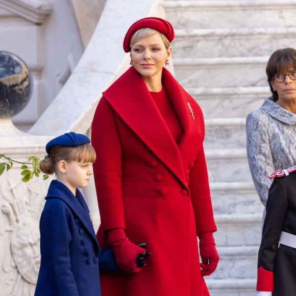 La princesse Gabriella, la princesse Charlene, le prince Jacques et le prince Albert II de Monaco, la princesse Stéphanie de Monaco - La famille princière monégasque dans la cour d'honneur du palais lors de la la fête nationale à Monaco, le 19 novembre 2023. La famille princière monégasque assiste à la prise d'armes, puis à la cérémonie de remise des médailles et à un défilé militaire sur la place du palais princier. © Olivier Huitel / Pool Monaco / Bestimage