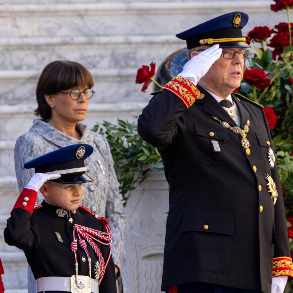 Proche de sa petite soeur Stéphanie, il était ravi de partager le moment avec son neveu Louis et sa nièce Camille
Le prince Albert II de Monaco et son fils, Le prince Jacques de Monaco, marquis des Baux, La princesse Stéphanie de Monaco - La famille princière monégasque dans la cour d'honneur du palais lors de la la fête nationale à Monaco, le 19 novembre 2023.