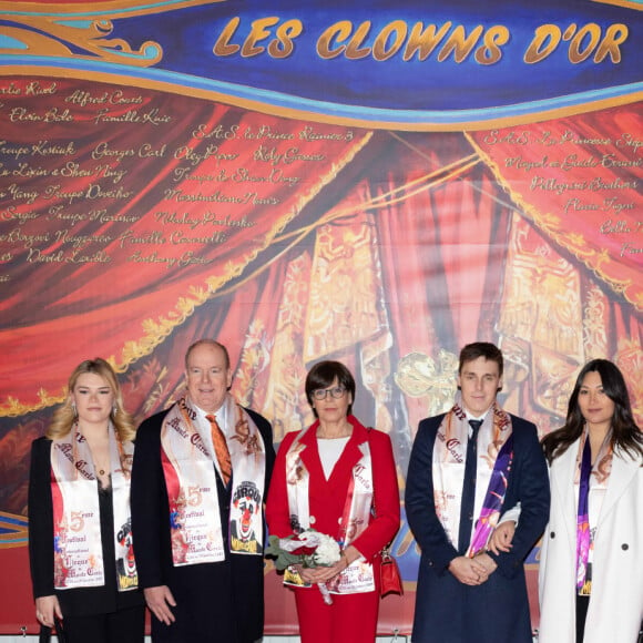 Ils ont inauguré l'exposition "Le Prince au coeur du cirque" située dans l'ancien Musée de l'Automobile
Camille Gottlieb, le prince Albert II de Monaco, la princesse Stéphanie de Monaco, Louis Ducruet et sa femme Marie (enceinte) - Arrivées lors du 45ème Festival International du Cirque de Monte Carlo sous le chapiteau Fontvieille à Monaco le 20 janvier 2023. © Olivier Huitel/Pool/Bestimage