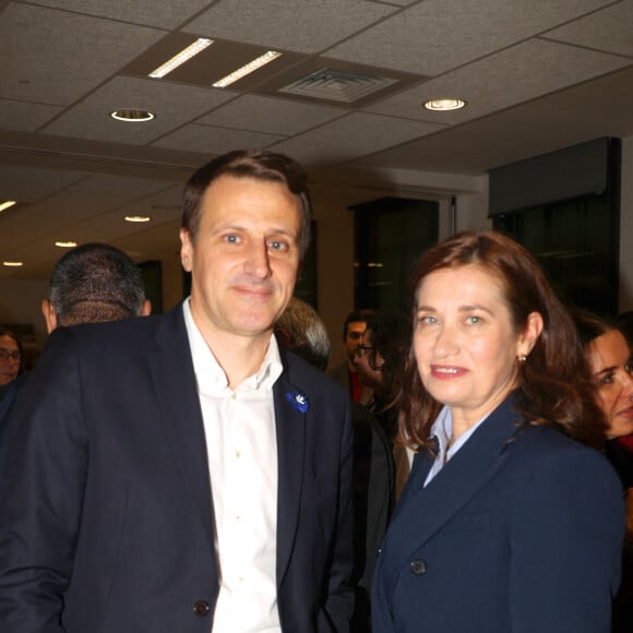 Exclusif - Simon Riondet, chef de la BRI et Emmanuelle Devos, marraine du prix du quai des Orfèvres 2024 lors de la remise du 77ème prix du quai des Orfèvres au nouveau siège de la police judiciaire parisienne à Paris, France, le 8 novembre 2023. © Didider Sabardin/Bestimage