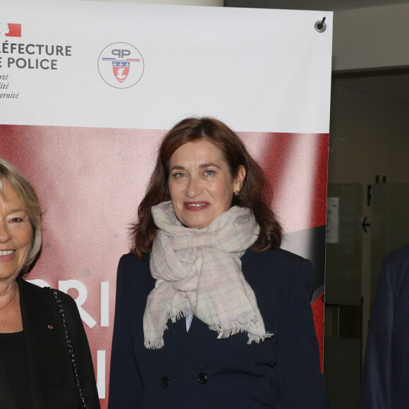 Exclusif - Martine Monteil, ancienne directrice de la PJ parisienne, Emmanuelle Devos, marraine du prix du quai des Orfèvres 2024 et Christian Flaesch, ancien directeur de la PJ parisienne lors de la remise du 77ème prix du quai des Orfèvres au nouveau siège de la police judiciaire parisienne à Paris, France, le 8 novembre 2023. © Didider Sabardin/Bestimage