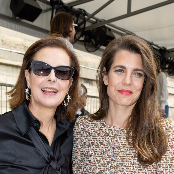 Carole Bouquet et Charlotte Casiraghi au front row du défilé de mode Chanel collection Haute Couture Automne/Hiver 2023/24 lors de la Fashion Week de Paris (PFW), à Paris, France, le 4 juillet 2023. © Borde-Rindoff/Bestimage 