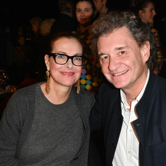 Exclusif - Carole Bouquet et son compagnon Philippe Sereys de Rothschild - People au spectacle "Cabaret" lors de la soirée de réouverture du Lido à Paris le 1er décembre 2022.  © Coadic Guirec/Bestimage 