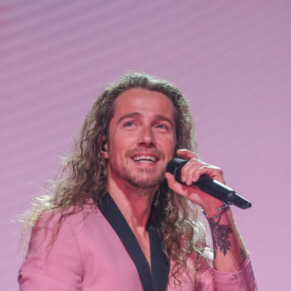 Julien Doré est d'ailleurs un papa moderne qui assure une grande partie des tâches quotidiennes avec son fils
Exclusif - Julien Doré est en concert au Zenith Arena à Lille le 10 décembre 2022. © Stéphane Vansteenkiste / Bestimage 